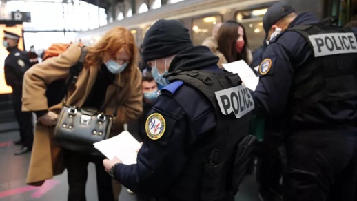 فرنسا.. تفكيك شبكة للهجرة السرية تؤجر جوازات سفر أصلية لمهاجرين غير شرعيين