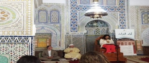 ظهور سيدة بدون غطاء الرأس على منبر مسجد يثير الجدل ظهور سيدة بدون غطاء الرأس على منبر مسجد يثير الجدل