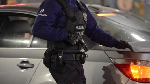 توقيف مهاجر مغربي تسبب في حادثة سير بعد هروبه من سد أمني في بلجيكا توقيف مهاجر مغربي تسبب في حادثة سير بعد هروبه من سد أمني في بلجيكا