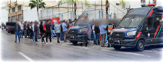 صور.. أمنيون بالحسيمة يمنعون الصحفيين من مزاولة مهامهم في تغطية مقابلة رياضية صور.. أمنيون بالحسيمة يمنعون الصحفيين من مزاولة مهامهم في تغطية مقابلة رياضية