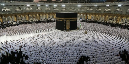 وصول أول فوج من الحجاج لهذا الموسم إلى السعودية وصول أول فوج من الحجاج لهذا الموسم إلى السعودية