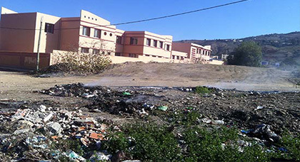 بؤرة سوداء بجانب أسوار الثانوية الإعدادية تروكوت بؤرة سوداء بجانب أسوار الثانوية الإعدادية تروكوت