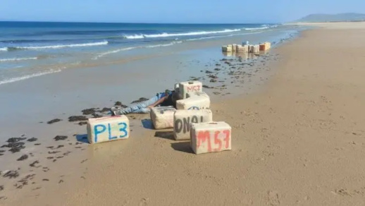 وجدوا جثة رجل على الشاطئ ليكتشفوا مفاجأة.. حجز نصف طن من المخدرات بالحسيمة وجدوا جثة رجل على الشاطئ ليكتشفوا مفاجأة.. حجز نصف طن من المخدرات بالحسيمة