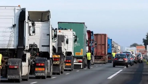 مهنيو النقل الطرقي للبضائع يطالبون الحكومة بتعجيل إعلان دفعة جديدة من الدعم مهنيو النقل الطرقي للبضائع يطالبون الحكومة بتعجيل إعلان دفعة جديدة من الدعم