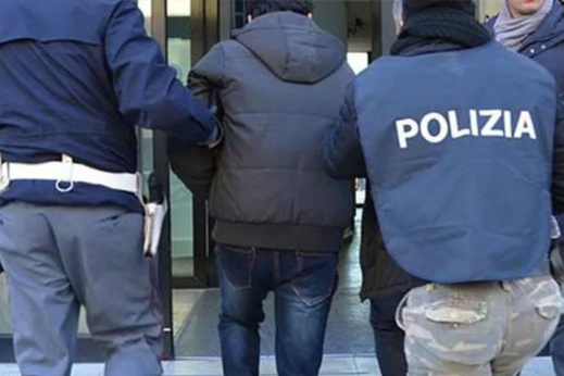 اعتقال مهاجر مغربي اعتدى على خليلته الأجنبية وحاول قتلها اعتقال مهاجر مغربي اعتدى على خليلته الأجنبية وحاول قتلها