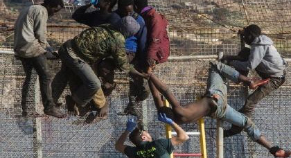 حلم العبور إلى الضفة الأخرى.. معاناة ومآسي لبلوغ سياج مليلية حلم العبور إلى الضفة الأخرى.. معاناة ومآسي لبلوغ سياج مليلية