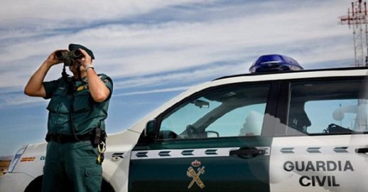 الشرطة الإسبانية توقف أربعة جزائريين بتهمة الإتجار بالبشر الشرطة الإسبانية توقف أربعة جزائريين بتهمة الإتجار بالبشر