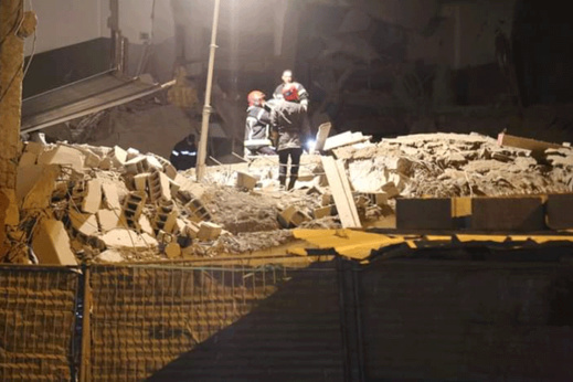 انهيار بناية شركة يتسبب في وفاة شخصين وإصابة آخرين بجروح خطيرة انهيار بناية شركة يتسبب في وفاة شخصين وإصابة آخرين بجروح خطيرة