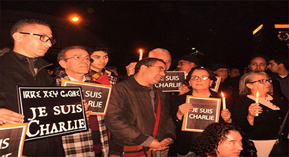 الصحفيّين والمثقفين المغاربة في وقفة تضامنيّة مع ضحايا "شارلي إيبدو" بالرّباط