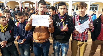 تلاميذ الثانوية التأهيلية بودينار يتضامنون مع زميلهم المطرود بوقفة احتجاجية حاشدة تلاميذ الثانوية التأهيلية بودينار يتضامنون مع زميلهم المطرود بوقفة احتجاجية حاشدة