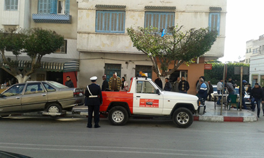 بمدينة ازغنغان: لعنة الحجز تطارد العربات المركونة بالشارع الرئيسي بمدينة ازغنغان: لعنة الحجز تطارد العربات المركونة بالشارع الرئيسي