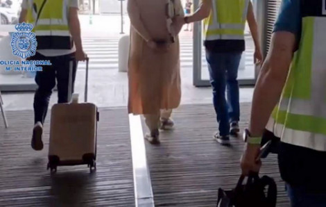 إسبانيا.. توقيف مغربية تخلت عن ابنها القاصر وحاولت الهروب إلى المغرب إسبانيا.. توقيف مغربية تخلت عن ابنها القاصر وحاولت الهروب إلى المغرب