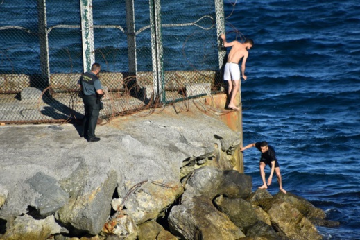 توقيف 3 أشخاص كانوا يحاولون العبور إلى مليلية سباحة توقيف 3 أشخاص كانوا يحاولون العبور إلى مليلية سباحة