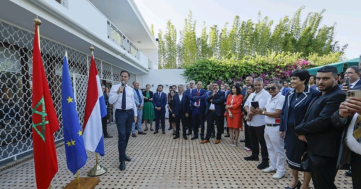 مغاربة هولندا يستقبلون رئيس وزراء الأراضي المنخفضة خلال زيارته للمغرب لتعزيز التعاون بين البلدين مغاربة هولندا يستقبلون رئيس وزراء الأراضي المنخفضة خلال زيارته للمغرب لتعزيز التعاون بين البلدين