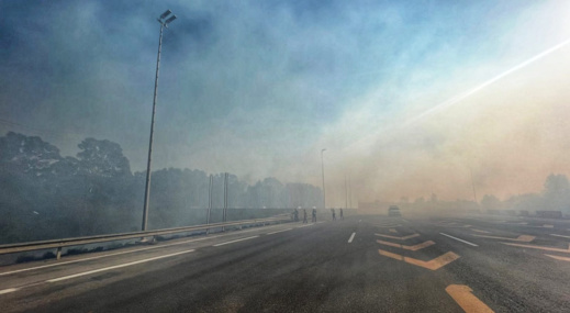 اندلاع حريق ضخم بمدخل الطريق السيار شمال المغرب والرياح القوية تساهم في انتشار النيران اندلاع حريق ضخم بمدخل الطريق السيار شمال المغرب والرياح القوية تساهم في انتشار النيران