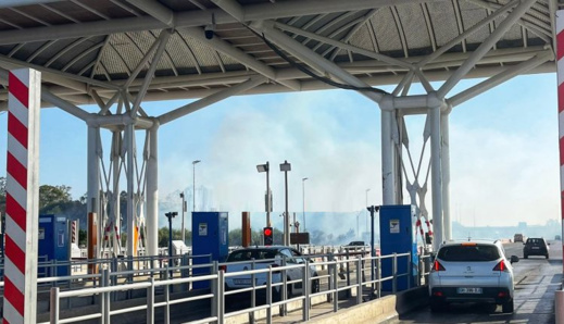 اندلاع حريق ضخم بمدخل الطريق السيار شمال المغرب والرياح القوية تساهم في انتشار النيران اندلاع حريق ضخم بمدخل الطريق السيار شمال المغرب والرياح القوية تساهم في انتشار النيران