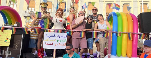 مليلية ترتدي ألوان قوس قزح.. والمغاربة في المقدمة 
