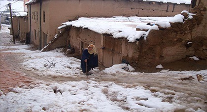 قرى الرّيف والأطلس تعيش تحت حصار الثلوج والساكنة تنتظر من ينقدها