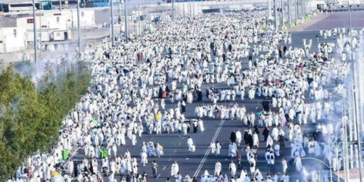 الحجاج يتوافدون إلى صعيد عرفات لأداء الركن الأعظم الحجاج يتوافدون إلى صعيد عرفات لأداء الركن الأعظم