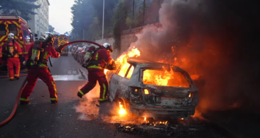 عنف في باريس بعد مقتل مراهق فرنسي برصاص الشرطة عنف في باريس بعد مقتل مراهق فرنسي برصاص الشرطة