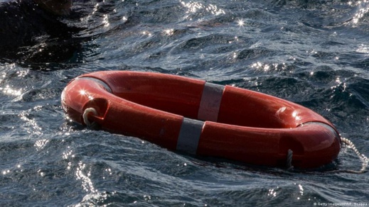 مغربي يهاجر إلى إسبانيا باستعمال طوق النجاة مغربي يهاجر إلى إسبانيا باستعمال طوق النجاة