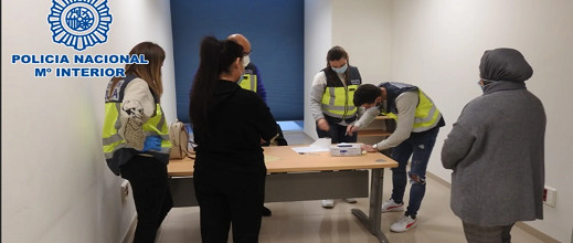 الزواج الأبيض بين الإسبانيات والمغاربة يجر عددا من الأشخاص إلى الاعتقال بمليلية الزواج الأبيض بين الإسبانيات والمغاربة يجر عددا من الأشخاص إلى الاعتقال بمليلية