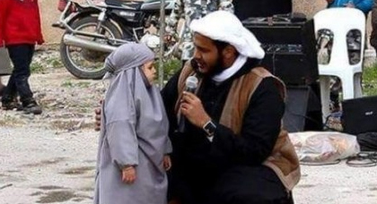 آخر فضائح داعش.. نشر صور "توبة" أصغر طفلة كانت تلعب بلعبة باربي