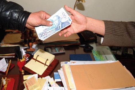 قدرها 12 مليون سنتيم.. الحبس النافذ لنائب وكيل الملك بسبب تورطه بتسلم رشوة قدرها 12 مليون سنتيم.. الحبس النافذ لنائب وكيل الملك بسبب تورطه بتسلم رشوة