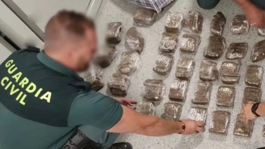 السلطات الإسبانية تحجز كمية من المخدرات قادمة من المغرب السلطات الإسبانية تحجز كمية من المخدرات قادمة من المغرب