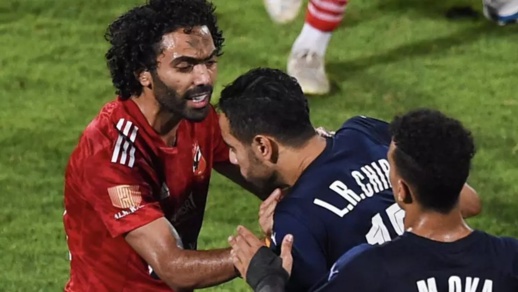 اللاعب المغربي الشيبي يتعرض للاعتداء من لاعب مصري في مباراة الأهلي