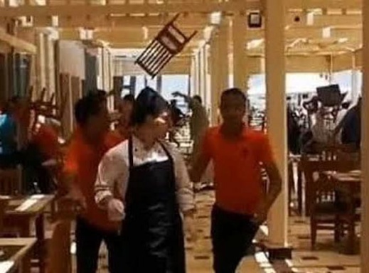 ترويج خمور غير مرخصة وفوضى داخل فندق شهير بالسعيدية مشهد يهدد السياحة ترويج خمور غير مرخصة وفوضى داخل فندق شهير بالسعيدية مشهد يهدد السياحة