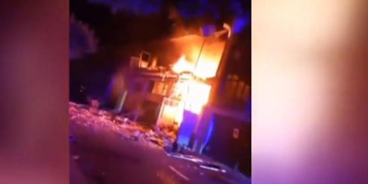 انفجار في عمارة سكنية يتسبب في مصرع امرأة وإصابة 14 شخصا انفجار في عمارة سكنية يتسبب في مصرع امرأة وإصابة 14 شخصا