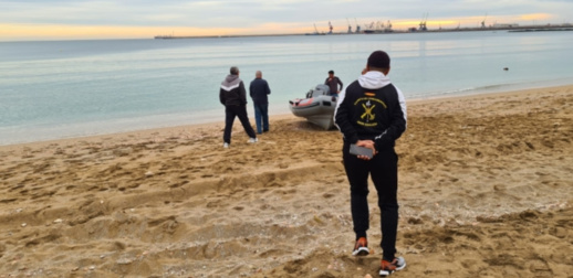 قارب آخر يصل إلى مليلية وعلى متنه ثلاثة مغاربة قارب آخر يصل إلى مليلية وعلى متنه ثلاثة مغاربة