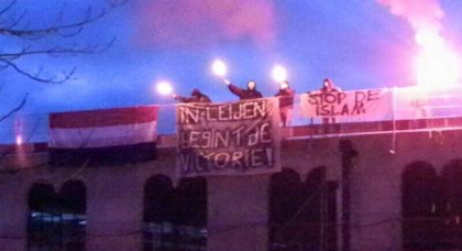متطرفون يرفعون شعارات ضدّ "أسلمة هولندا" فوق سطح مسجد بلايدن