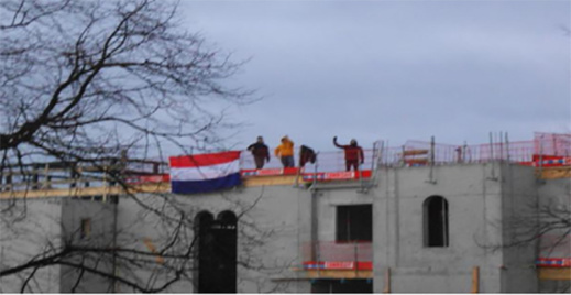 متطرفون يرفعون شعارات ضدّ "أسلمة هولندا" فوق سطح مسجد بلايدن