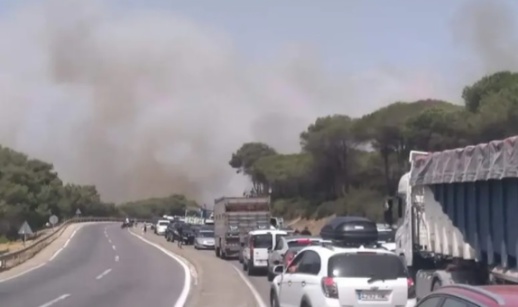 اندلاع حريق ضخم يقطع الطريق شمال المملكة اندلاع حريق ضخم يقطع الطريق شمال المملكة