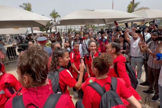 استقبال حافل للبؤات الأطلس بمطار محمد الخامس استقبال حافل للبؤات الأطلس بمطار محمد الخامس