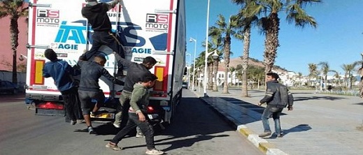 جمعية تراسل عامل الناظور بشأن مشكلة المتشردين واعتراض الشاحنات والمواطنين جمعية تراسل عامل الناظور بشأن مشكلة المتشردين واعتراض الشاحنات والمواطنين