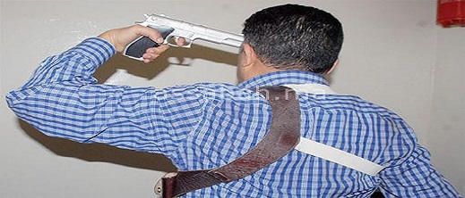 ضابط شرطة ينهي حياته برصاصة من مسدسه ضابط شرطة ينهي حياته برصاصة من مسدسه