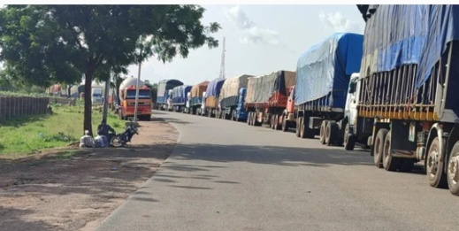 جهود دبلوماسية تسابق الزمن لتأمين عبور السائقين المغاربة العالقين قرب النيجر جهود دبلوماسية تسابق الزمن لتأمين عبور السائقين المغاربة العالقين قرب النيجر