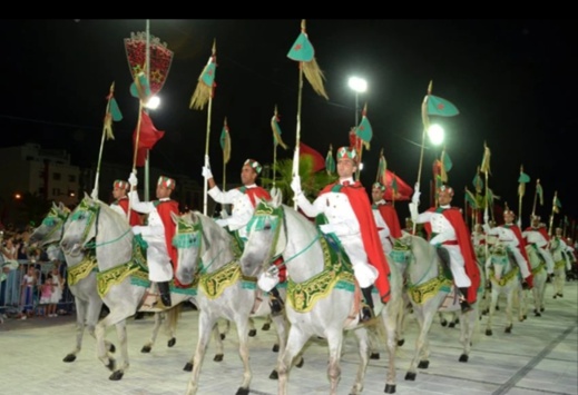 الحرس الملكي يجوب شوارع الحسيمة في استعراض يبهر الجماهير الحرس الملكي يجوب شوارع الحسيمة في استعراض يبهر الجماهير