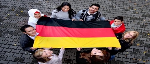 الحكومة الألمانية تقر قانونا لتسهيل منح جنسيتها.. وماكرون يعد بالحد من أعداد المهاجرين