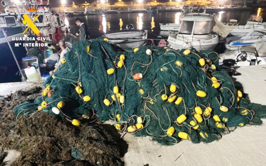 توقيف قارب مغربي يصطاد بطريقة غير مشروعة بسواحل الثغر المحتل توقيف قارب مغربي يصطاد بطريقة غير مشروعة بسواحل الثغر المحتل