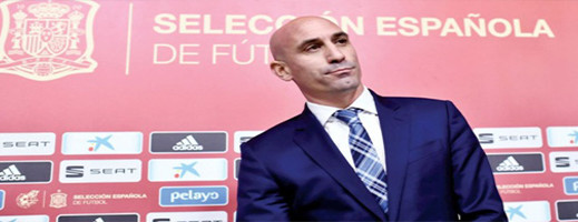 بسبب قبلته المثيرة.. توقيف روبياليس عن رئاسة الاتحاد الإسباني لكرة القدم بسبب قبلته المثيرة.. توقيف روبياليس عن رئاسة الاتحاد الإسباني لكرة القدم