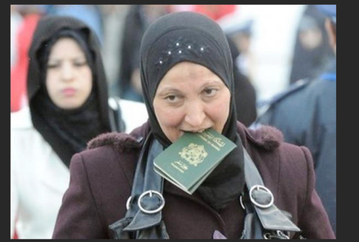 الصورة لمغربية في هولندا، وهي معبرة فقط
