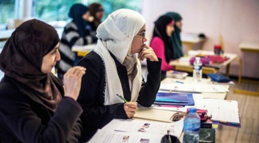 فرنسا تمنع الفتيات من ارتداء العباية في المدارس فرنسا تمنع الفتيات من ارتداء العباية في المدارس