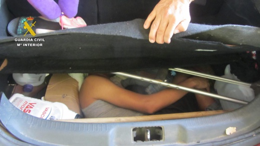 مليلية.. توقيف سيدة حاولت تهريب شقيقها داخل صندوق سيارة مليلية.. توقيف سيدة حاولت تهريب شقيقها داخل صندوق سيارة