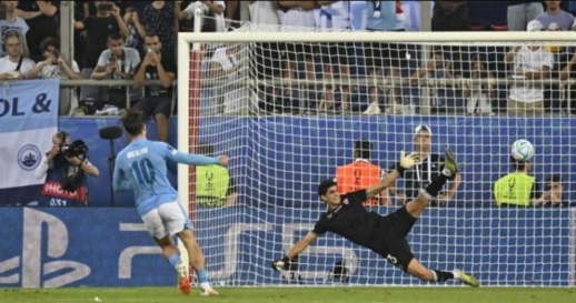 ياسين بونو في مهمة صعبة للحفاظ على نظافة شباكه أمام مهاجم أسود الأطلس ياسين بونو في مهمة صعبة للحفاظ على نظافة شباكه أمام مهاجم أسود الأطلس