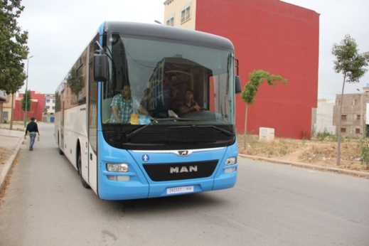 عمال شركة "فيكتاليا" يضربون عن العمل ويشلون حركة النقل بالناظور عمال شركة "فيكتاليا" يضربون عن العمل ويشلون حركة النقل بالناظور