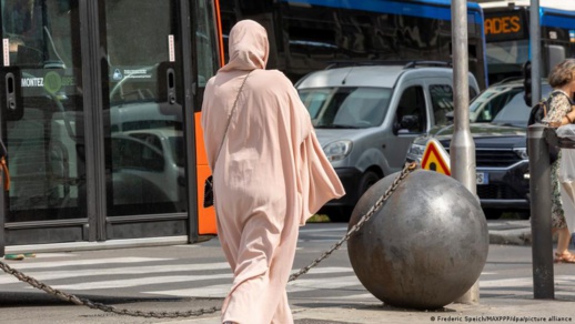 القضاء الإداري الفرنسي يؤيد قرار منع ارتداء العباءة في المدارس القضاء الإداري الفرنسي يؤيد قرار منع ارتداء العباءة في المدارس